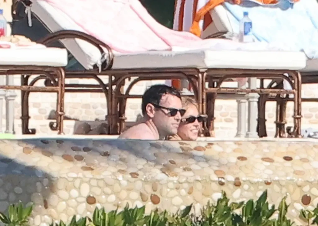 سیدنی سوئینی با بیکینی سفید سکسی در آغوش اسکوتر براون؛ رابطه‌ای پرحاشیه که هالیوود را لرزاند