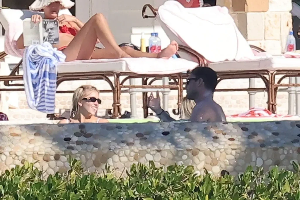 سیدنی سوئینی با بیکینی سفید سکسی در آغوش اسکوتر براون؛ رابطه‌ای پرحاشیه که هالیوود را لرزاند