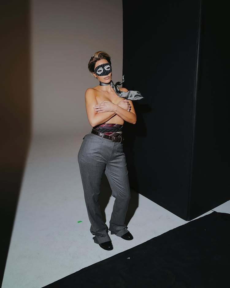 درمالیدی - رسوایی جدید کیم کارداشیان: برهنگی کامل، سینههای نقاشیشده و سیگار در دست رسوایی جدید کیم کارداشیان: برهنگی کامل، سینههای نقاشیشده و سیگار در دست