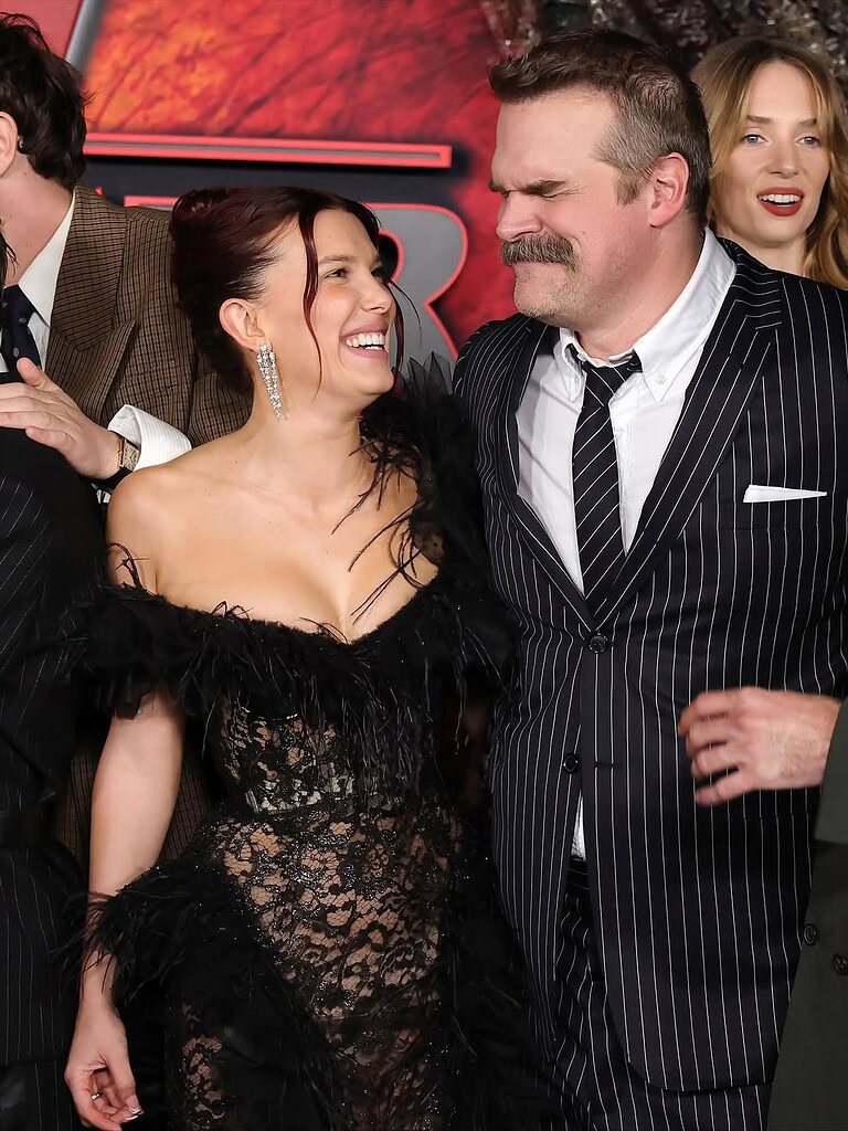 میلی بابی براون با لباس «توری شفاف و سکسی» تمام خط قرمزها را شکست! / نمایش اندام زیر تور دانتل در کنار ستاره‌ی هالیوود!