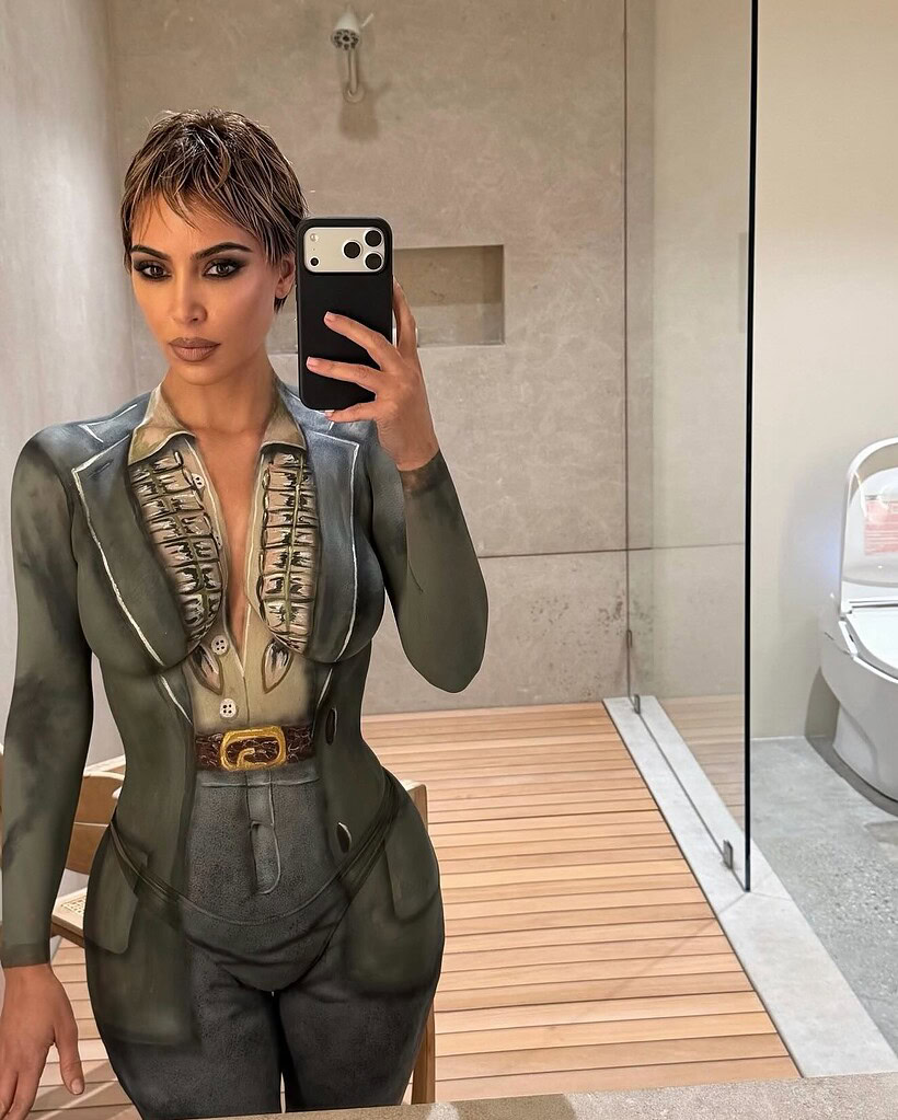 درمالیدی - رسوایی جدید کیم کارداشیان: برهنگی کامل، سینههای نقاشیشده و سیگار در دست رسوایی جدید کیم کارداشیان: برهنگی کامل، سینههای نقاشیشده و سیگار در دست