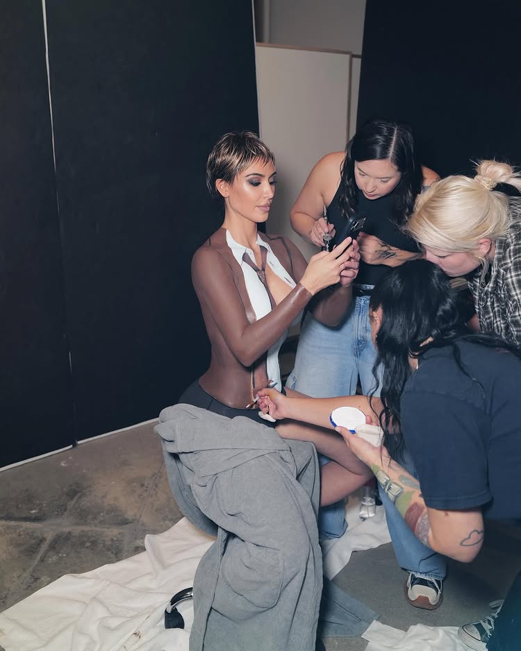 درمالیدی - رسوایی جدید کیم کارداشیان: برهنگی کامل، سینههای نقاشیشده و سیگار در دست رسوایی جدید کیم کارداشیان: برهنگی کامل، سینههای نقاشیشده و سیگار در دست