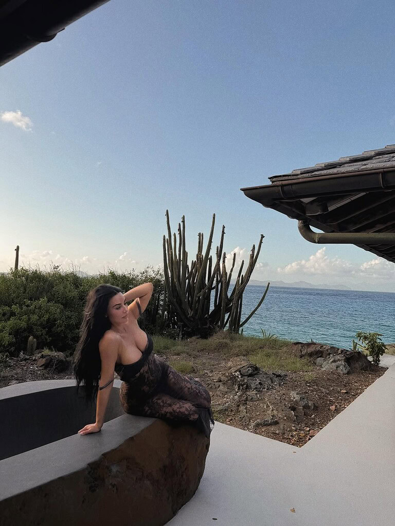 درمالیدی - لباس برهنه کیم کارداشیان 45 ساله در مقابل دریا! / سوپر مدل جنجالی با تور شفاف و بدن خمیده لباس برهنه کیم کارداشیان 45 ساله در مقابل دریا! / سوپر مدل جنجالی با تور شفاف و بدن خمیده