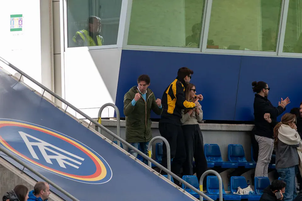 درمالیدی - عشقبازی پیکه و معشوقه ۲۶ سالهاش در استادیوم؛ آغوش داغ کلارا چیا جلوی چشم همه! عشقبازی پیکه و معشوقه ۲۶ سالهاش در استادیوم؛ آغوش داغ کلارا چیا جلوی چشم همه!