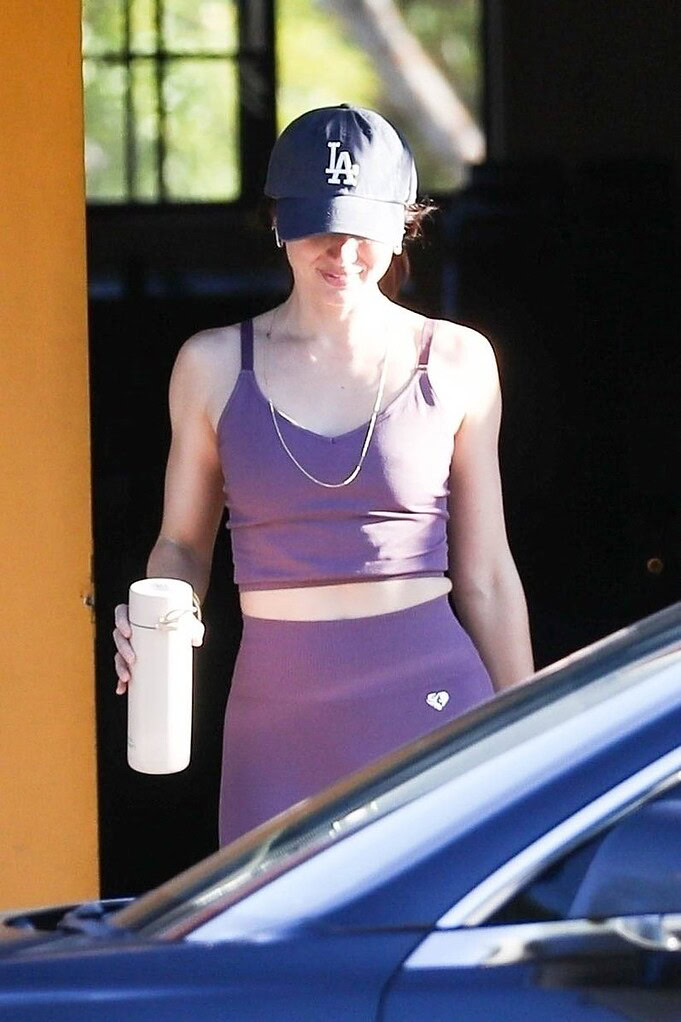 آنا د آرماس با لباس چسبان و اندامی خیره‌کننده در باشگاه؛ ستاره‌ای که انگار تازه متولد شده! / دلیل واقعی جدایی را لو داد!