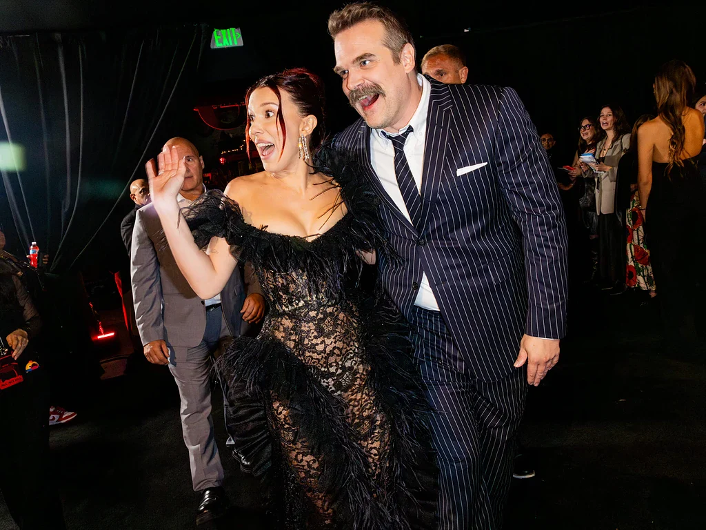 میلی بابی براون با لباس «توری شفاف و سکسی» تمام خط قرمزها را شکست! / نمایش اندام زیر تور دانتل در کنار ستاره‌ی هالیوود!