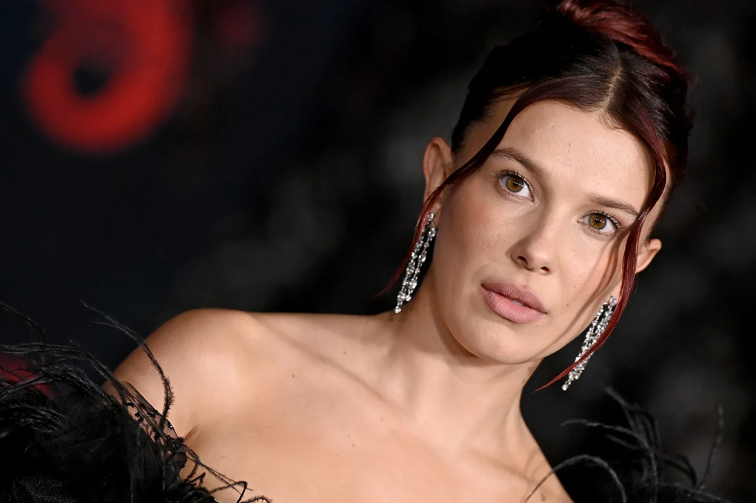 میلی بابی براون با لباس «توری شفاف و سکسی» تمام خط قرمزها را شکست! / نمایش اندام زیر تور دانتل در کنار ستاره‌ی هالیوود!