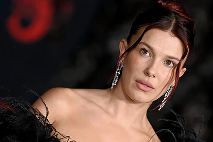 میلی بابی براون با لباس «توری شفاف و سکسی» تمام خط قرمزها را شکست! / نمایش اندام زیر تور دانتل در کنار ستاره‌ی هالیوود!