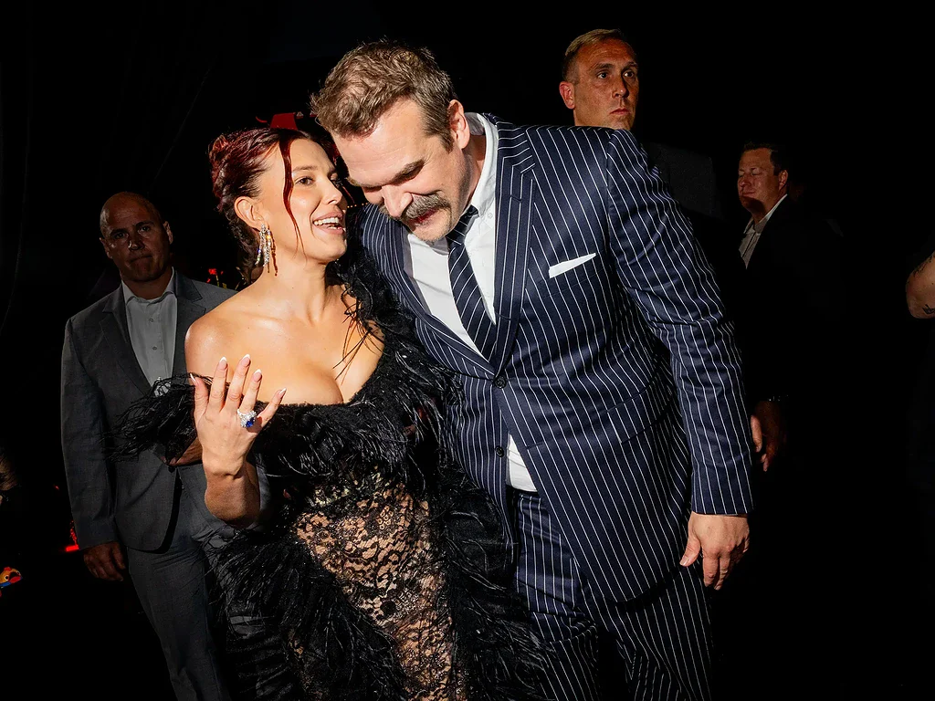 میلی بابی براون با لباس «توری شفاف و سکسی» تمام خط قرمزها را شکست! / نمایش اندام زیر تور دانتل در کنار ستاره‌ی هالیوود!