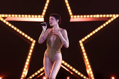 نبرد هولناک «هالزی» با سرطان خون و لوپوس / سلفی بدون آرایش روی تخت بیمارستان غوغا کرد!