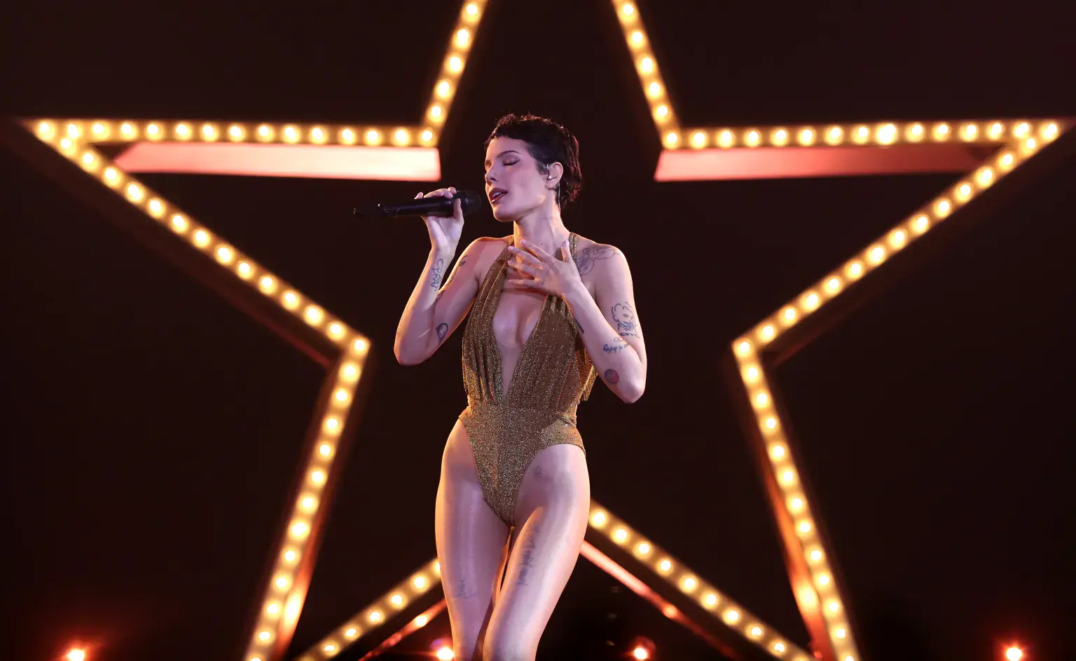 درمالیدی - نبرد هولناک «هالزی» با سرطان خون و لوپوس / سلفی بدون آرایش روی تخت بیمارستان غوغا کرد! نبرد هولناک «هالزی» با سرطان خون و لوپوس / سلفی بدون آرایش روی تخت بیمارستان غوغا کرد!