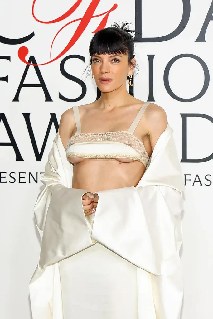 لیلی آلن با برهنه‌ترین لباس سال، فرش قرمز به آتش کشید