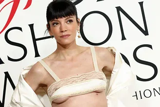 لیلی آلن با برهنه‌ترین لباس سال، فرش قرمز به آتش کشید