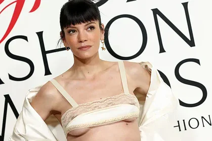 لیلی آلن با برهنه‌ترین لباس سال، فرش قرمز به آتش کشید