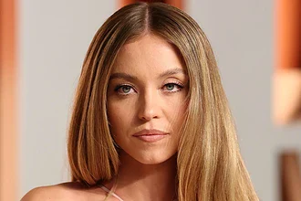 سیدنی سوئینی / راز جذابیت زنانه: چرا علم ثابت کرده که موی صاف و براق زن را جوان‌تر و جذاب‌تر می‌کند؟