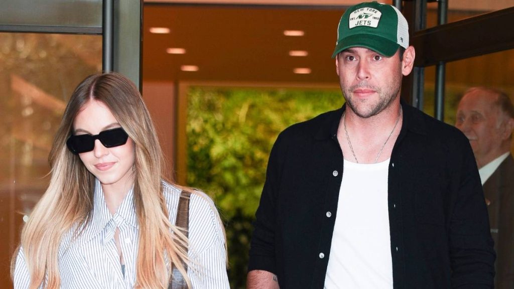 «بردگی عاشقانه» ستاره 28 ساله هالیوود! / افشای رابطه خطرناک سیدنی سوئینی با «مرد منفور» موسیقی که کنترل اتاق خواب و قراردادهایش را به دست گرفته است!