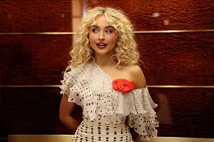 سابرینا کارپنتر با سکسی‌ترین تور خود همه را شوکه کرد؛ از پوزیشن‌های جنجالی سکس تا کاور آلبوم بحث‌برانگیز