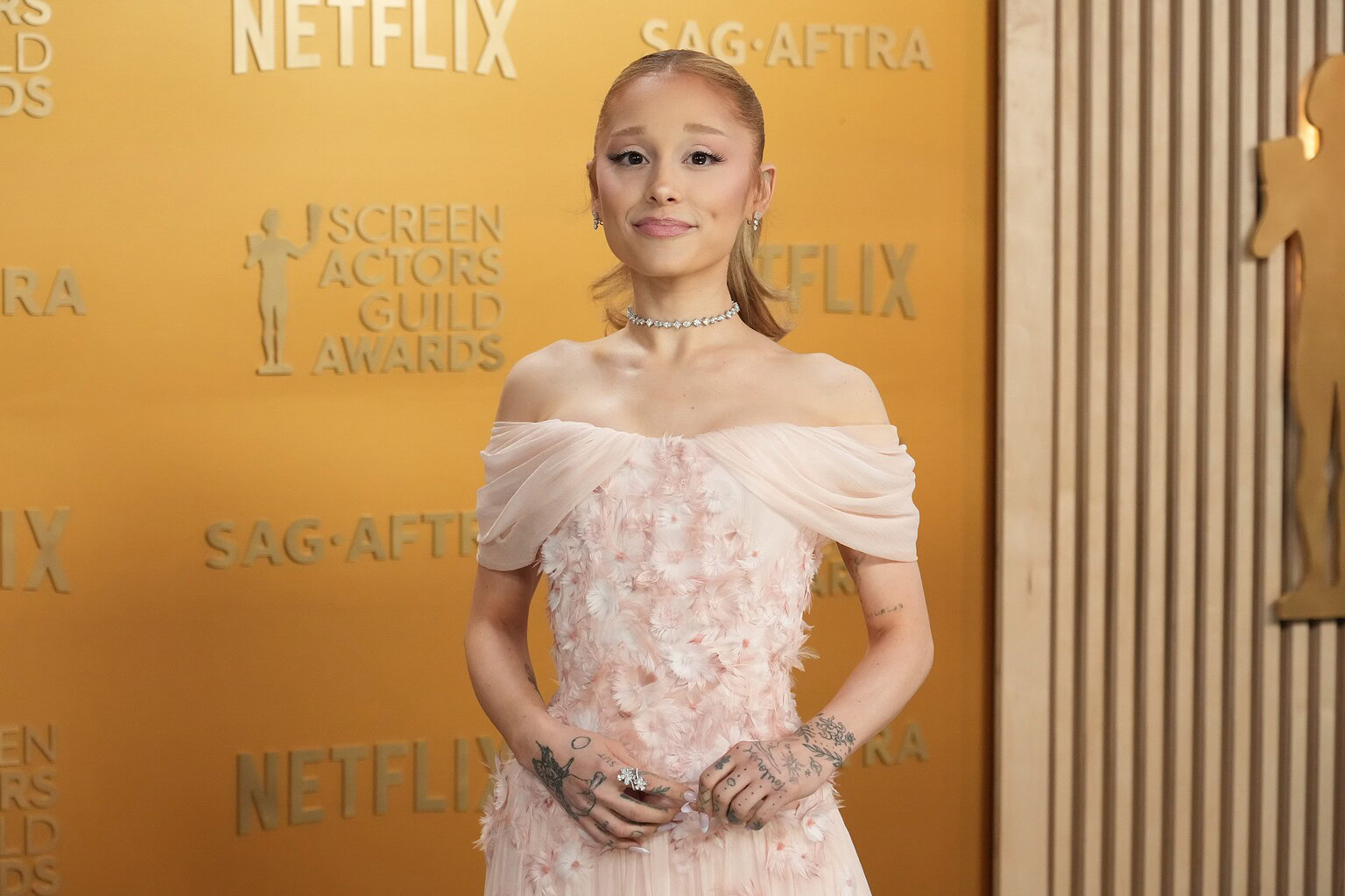 بازگشت شگفت‌انگیز آریانا گرانده با رنگ شکلاتی مست‌کننده؛ پرده‌برداری از هویت جدید، پس از جنجال‌های سکسی و طلاق پرحاشیه!