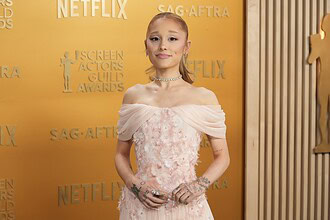 بازگشت شگفت‌انگیز آریانا گرانده با رنگ شکلاتی مست‌کننده؛ پرده‌برداری از هویت جدید، پس از جنجال‌های سکسی و طلاق پرحاشیه!