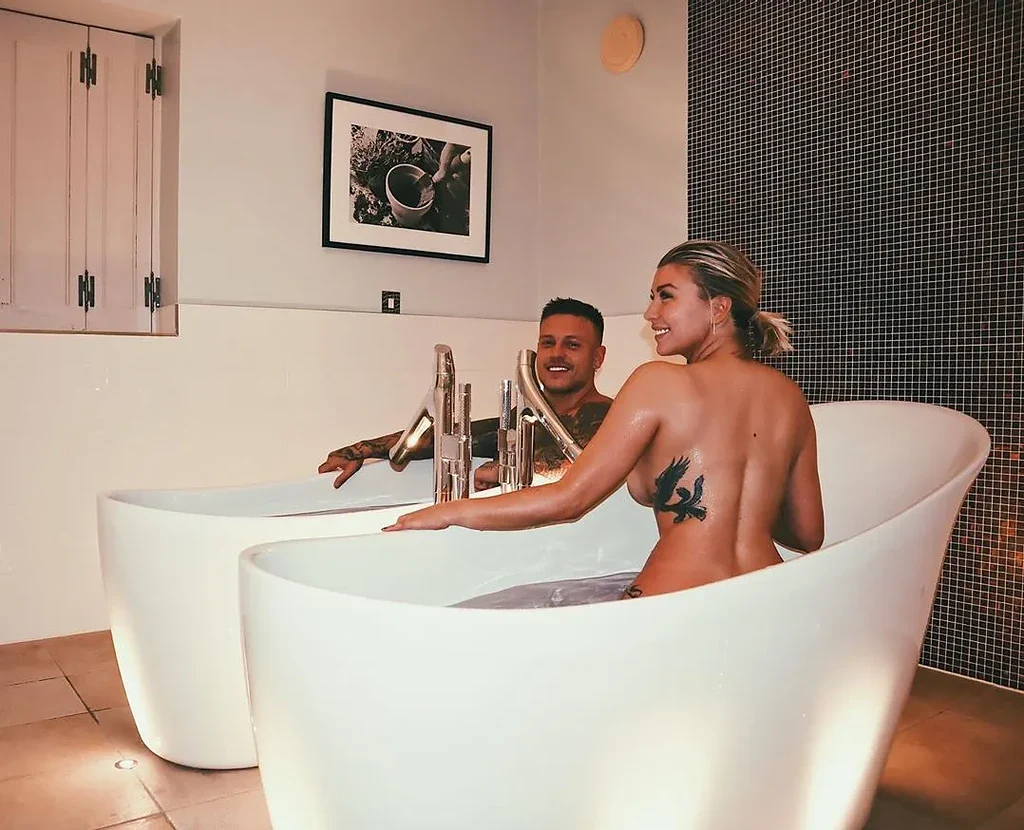 درمالیدی - تماشا کنید: فهرست جنجالی تمام ستارههایی که در جشن تولد خود برهنه شدند! اولیویا و الکس بووِن: فهرست جنجالی تمام ستارههایی که در جشن تولد خود برهنه شدند!