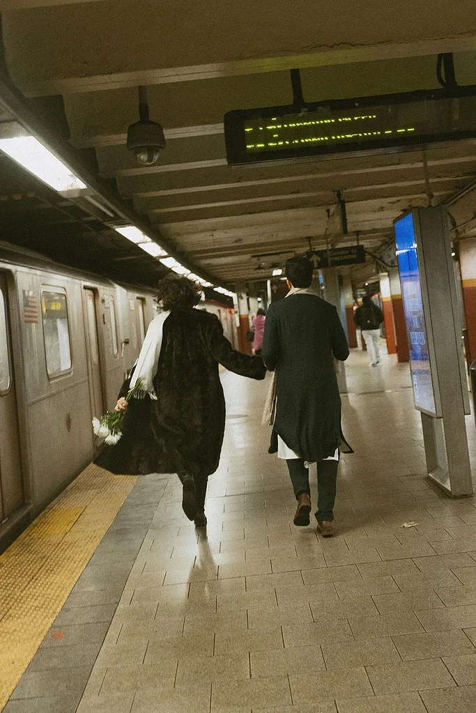 تصاویر محرمانه از ازدواج یواشکی شهردار مسلمان نیویورک در مترو! / عشق اپلیکیشنی زهران ممدانی و راما دوجی که نیویورک را منفجر کرد!