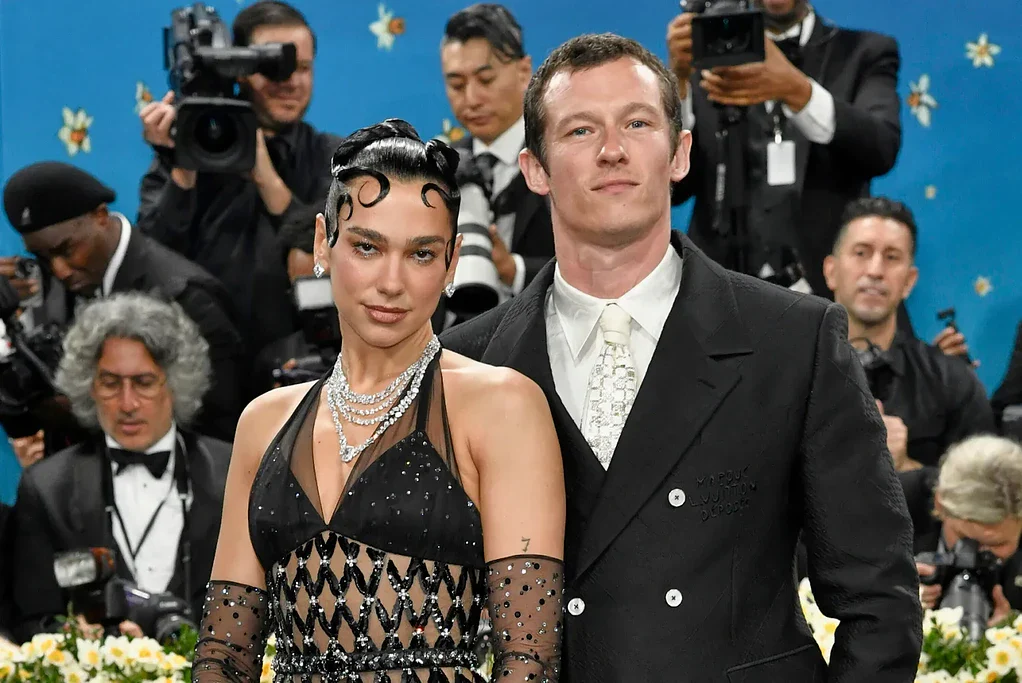 رونمایی از اندام تراش‌خورده دوا لیپا با بیکینی داغ در برزیل در کنار خواهر دوقلویش!