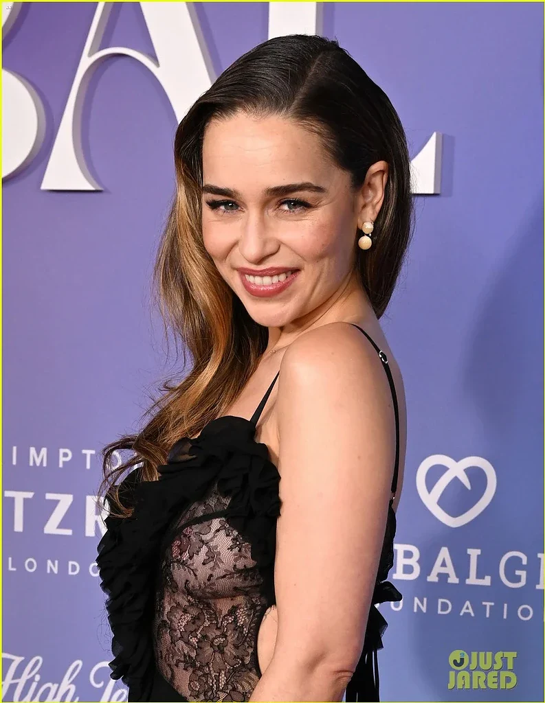 درمالیدی - از ملکه اژدها تا توری سیاه: امیلیا کلارک در لباس توریِ نیمه برهنه روی فرش قرمز لندن از ملکه اژدها تا توری سیاه: امیلیا کلارک در لباس توریِ نیمه برهنه روی فرش قرمز لندن