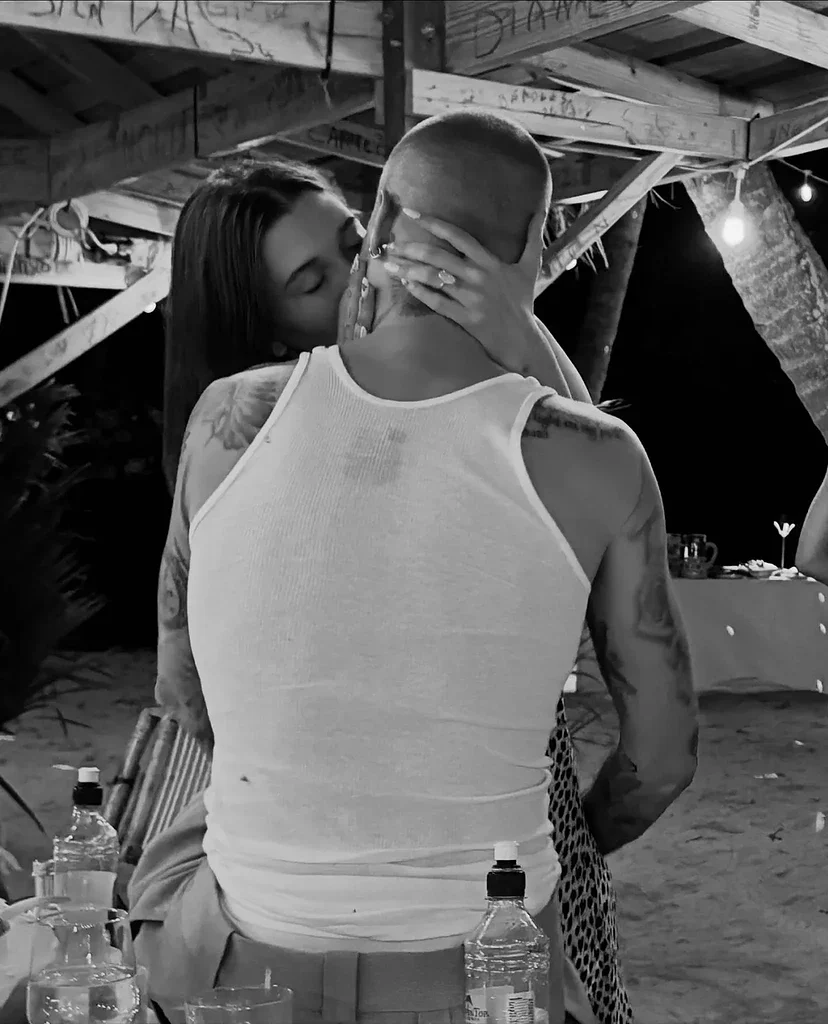 شوک «هیلی بیبر» به اینترنت؛ نمایش بدن برهنه و بیکینی بنددار در آغوش «جاستین بیبر»!