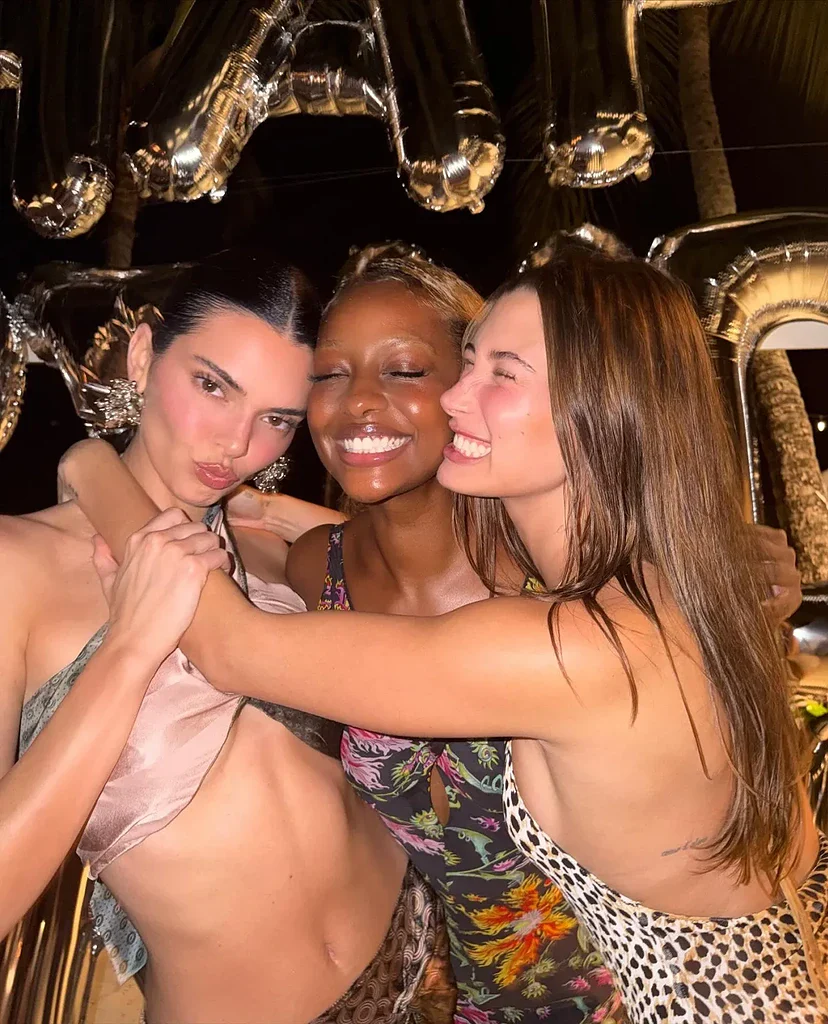 شوک «هیلی بیبر» به اینترنت؛ نمایش بدن برهنه و بیکینی بنددار در آغوش «جاستین بیبر»!