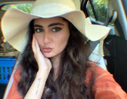 درمالیدی - سکوتی که شکست، طوفانی که بهپا شد! ملیکا پارسادوست کیست که پژمان جمشیدی را به دادگاه کشاند؟ سکوتی که شکست، طوفانی که بهپا شد! ملیکا پارسادوست کیست که پژمان جمشیدی را به دادگاه کشاند؟