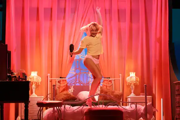 درمالیدی - سابرینا کارپنتر با سکسیترین تور خود همه را شوکه کرد؛ از پوزیشنهای جنجالی سکس تا کاور آلبوم بحثبرانگیز سابرینا کارپنتر با سکسیترین تور خود همه را شوکه کرد؛ از پوزیشنهای جنجالی سکس تا کاور آلبوم بحثبرانگیز