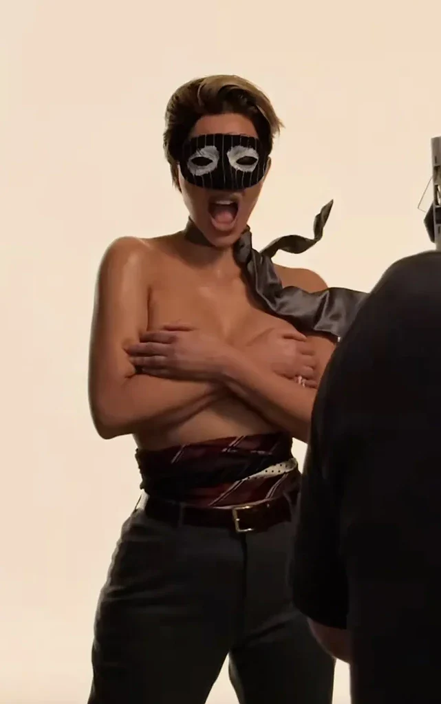 درمالیدی - رسوایی جدید کیم کارداشیان: برهنگی کامل، سینههای نقاشیشده و سیگار در دست رسوایی جدید کیم کارداشیان: برهنگی کامل، سینههای نقاشیشده و سیگار در دست