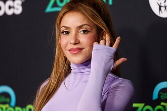 شکیرا 48 ساله با لباس چاک‌دار و پسران قدبلندش، فرش قرمز را منفجر کرد! / استایل سکسی شهبانوی پاپ پس از جدایی از پیکه و راز قد کشیدن پسر ۱۲ ساله‌اش!