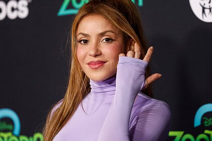 شکیرا 48 ساله با لباس چاک‌دار و پسران قدبلندش، فرش قرمز را منفجر کرد! / استایل سکسی شهبانوی پاپ پس از جدایی از پیکه و راز قد کشیدن پسر ۱۲ ساله‌اش!