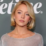 لباس نقره‌ای کاملاً شفاف که اندام خیره‌کننده سیدنی سوئینی را به رخ همگان کشید