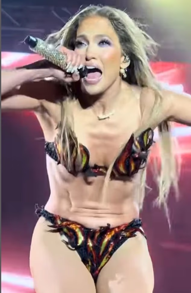 جلوه‌گری آتشین جنیفر لوپز با بدن شگفت‌انگیزش در 56 سالگی