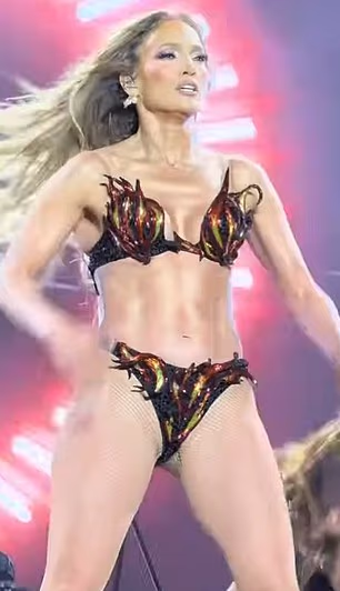 جلوه‌گری آتشین جنیفر لوپز با بدن شگفت‌انگیزش در 56 سالگی