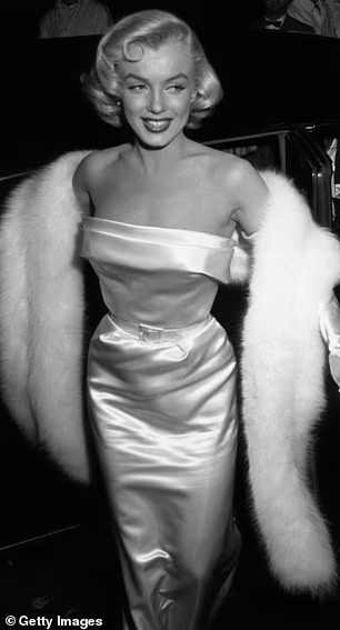 سیدنی سوئینی با لباس سکسی الهام‌گرفته از مرلین مونرو