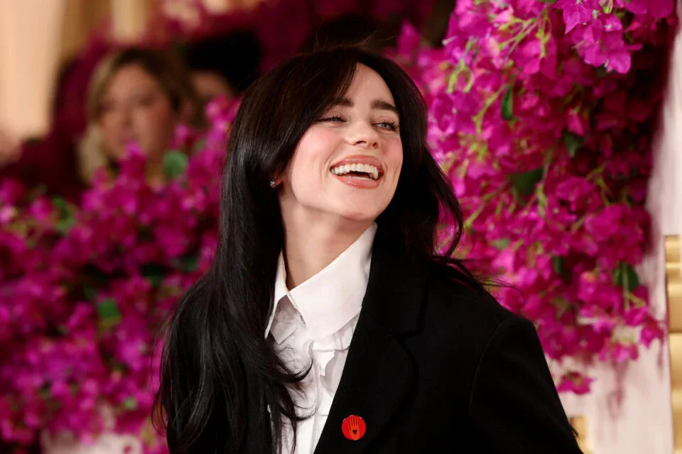 بیلی آیلیش با تاپ سکسی خال خالی و استایل تازه؛ خداحافظی با لباس‌های گشاد