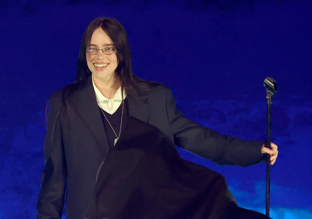 بیلی آیلیش با تاپ سکسی خال خالی و استایل تازه؛ خداحافظی با لباس‌های گشاد