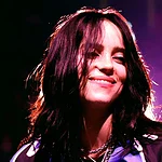 بیلی آیلیش با تاپ سکسی خال خالی و استایل تازه؛ خداحافظی با لباس‌های گشاد