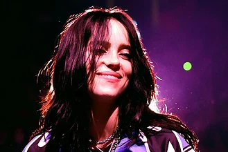 بیلی آیلیش با تاپ سکسی خال خالی و استایل تازه؛ خداحافظی با لباس‌های گشاد