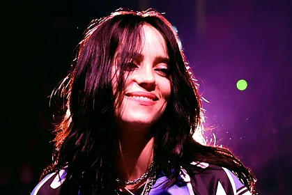 بیلی آیلیش با تاپ سکسی خال خالی و استایل تازه؛ خداحافظی با لباس‌های گشاد