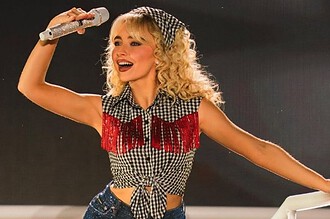 جنگ سابرینا کارپنتر؛ ستاره سکسی سابق دیزنی با نسلِ قضاوت‌گر: «تقصیر من نیست که در 12 سالگی استخدام شدم!»