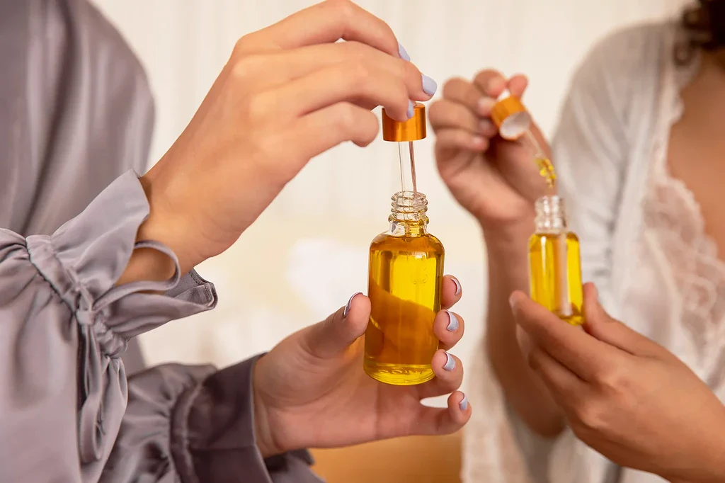 درمالیدی - تفاوت سرم بدن و روغن بدن؛ کدام برای پوست شما بهتر است؟ تفاوت سرم بدن و روغن بدن؛ کدام برای پوست شما بهتر است؟