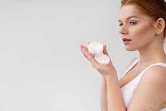 بهترین کرم ضد جوش برای پوست خشک؛ راه‌حل نهایی برای لطافت و شفافیت