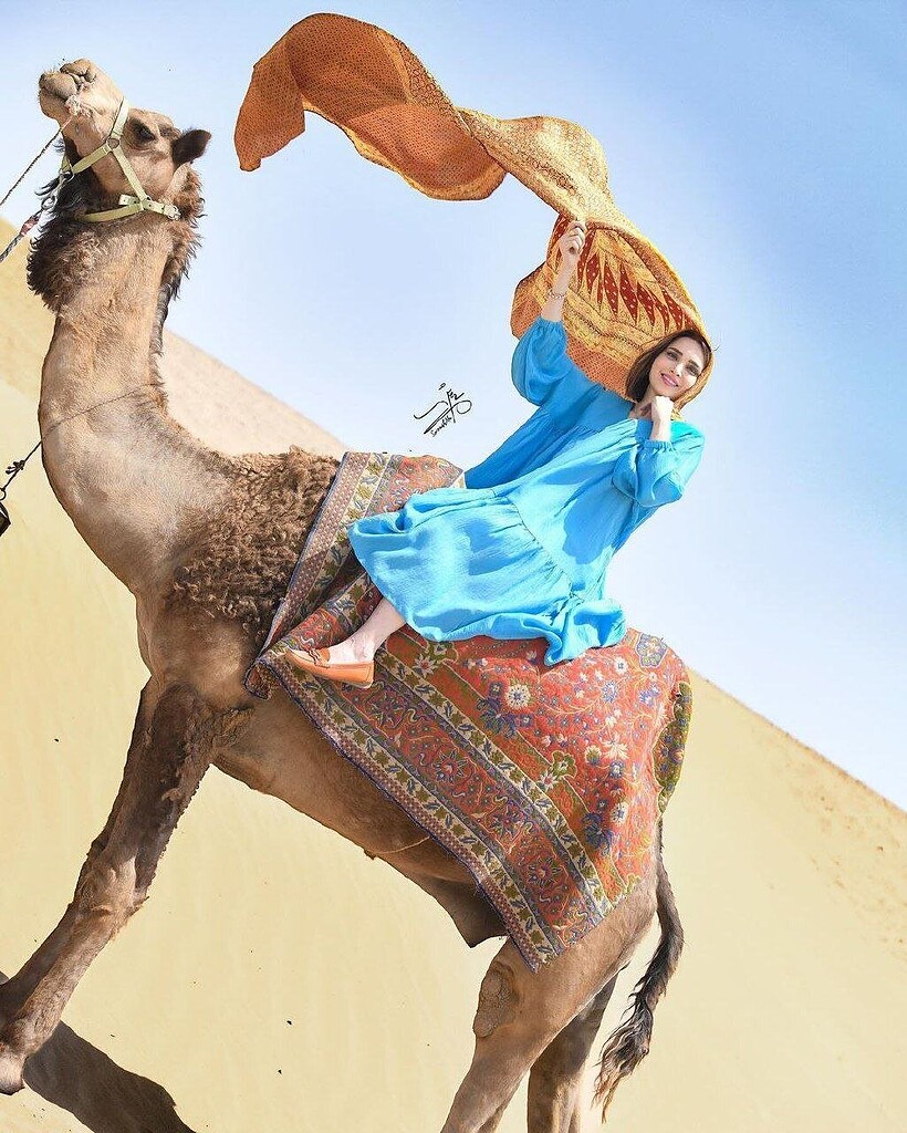 درمالیدی - ژست مرموز دکتر بهنوش طباطبایی با شتر در کویر جنوب! ژست مرموز دکتر بهنوش طباطبایی با شتر در کویر جنوب!