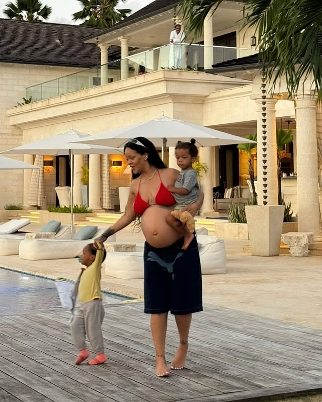 درمالیدی - افشای تصاویر جنجالی بارداری ریحانا | ملکه پاپ با سه بچه و اندام «بدون فیلتر» مدلینگ دوران حاملگی را دگرگون کرد افشای تصاویر جنجالی بارداری ریحانا | ملکه پاپ با سه بچه و اندام «بدون فیلتر» مدلینگ دوران حاملگی را دگرگون کرد