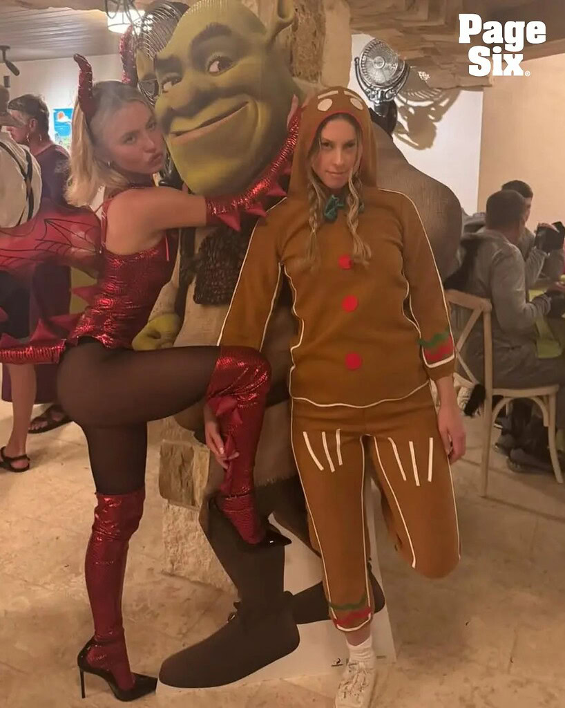 درمالیدی - لباس سکسی و عجیب سیدنی سوئینی در مهمانی شِرِک؛ ترکیب اغواگری و شوک! لباس سکسی و عجیب سیدنی سوئینی در مهمانی شِرِک؛ ترکیب اغواگری و شوک!