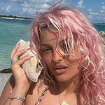 بی بی رکسا با بیکینی سکسی در ساحل، منحنی‌های بدنش را به رخ کشید!